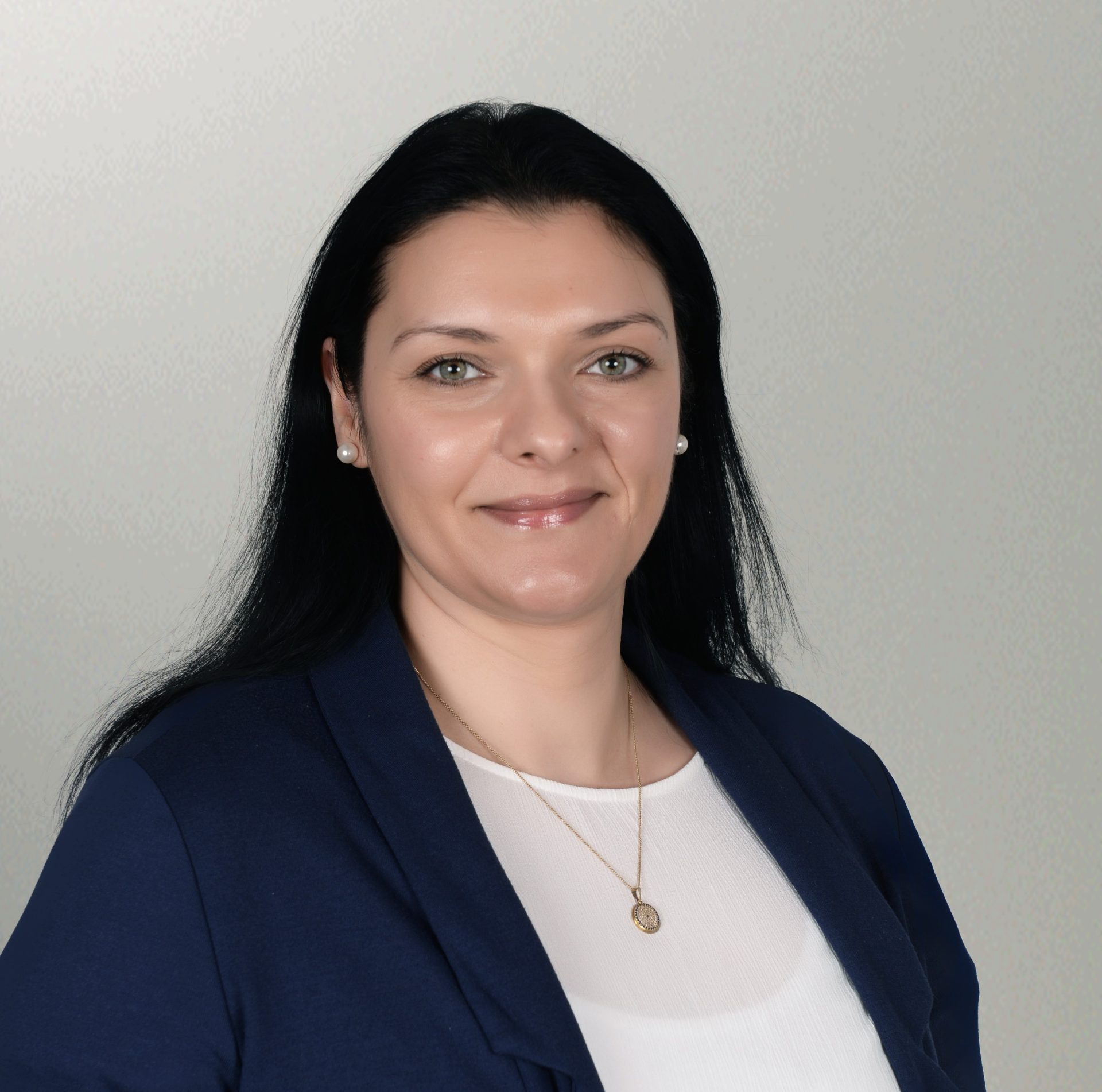 eine Gruppe von Menschen, die um einen Tisch herum sitzen